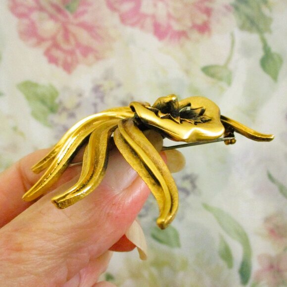 Vintage TORTOLANI Floral Brooch: 24K Gold Plated Flower & Leaf Jewelry - Picture 14 of 16